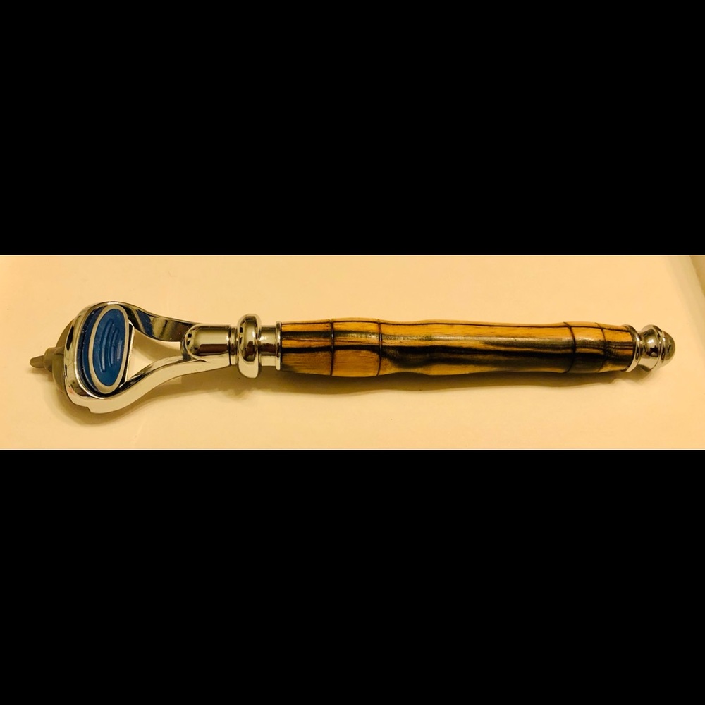 Wood-Handled Shaving Razor View 3